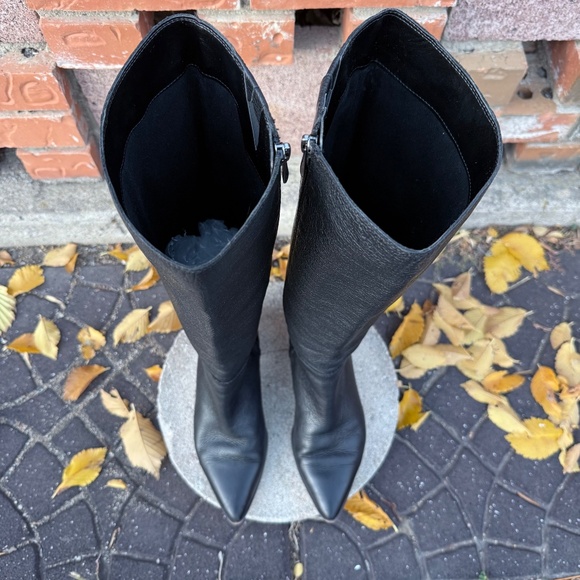 Sleek black knee-high leather boots - Picture 6 of 10